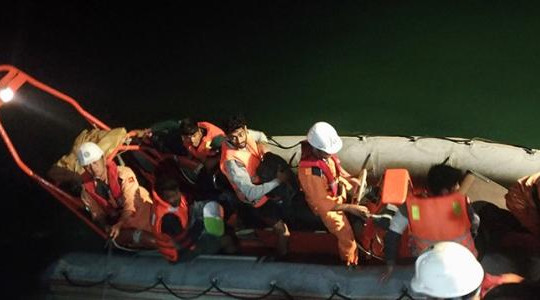 Cứu nạn 8 thuyền viên tàu Ocean Bright trong bão 14