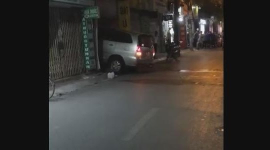Ô tô nhiều lần đâm thủng cửa hàng giặt ủi trên phố Hà Nội