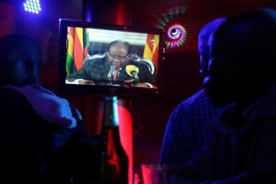 Phút cuối bể kèo, Tổng thống Zimbabwe thề không từ chức