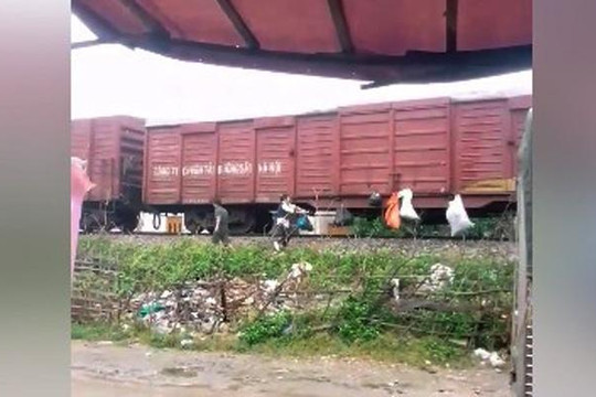 Hà Tĩnh: Người dân ‘gửi’ rác theo tàu rời ga
