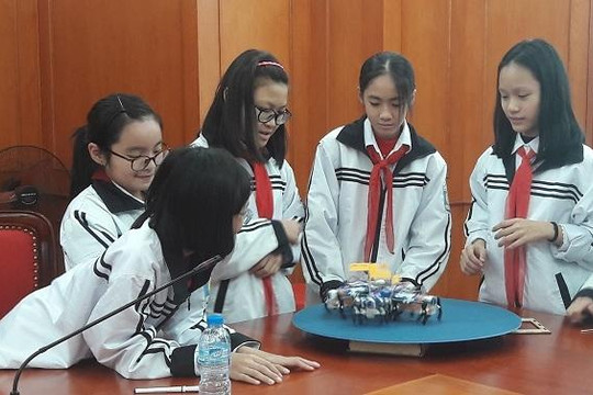 Trải nghiệm đua xe, đấu vật bằng robot cùng các bạn học sinh tại Hà Nội