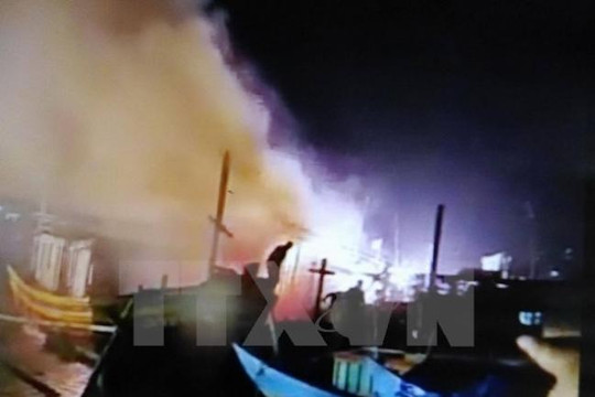 4 tàu cá của ngư dân Quảng Bình bất ngờ bốc cháy