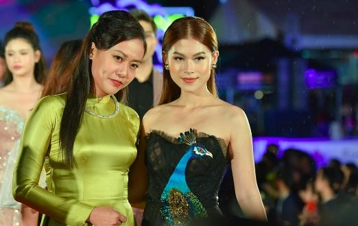 Sao Việt rạng rỡ trên thảm đỏ Liên hoan phim Việt Nam lần 20