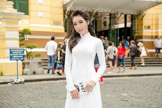 Elly Trần duyên dáng diện áo dài trắng dạo phố Sài Gòn
