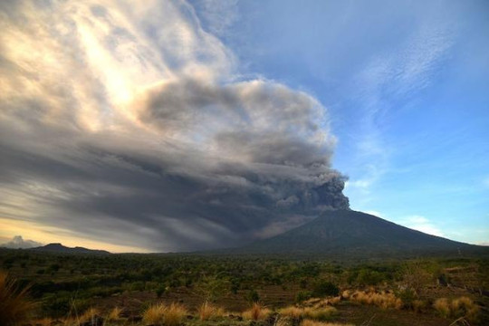 Indonesia cảnh báo núi lửa phun trào mức cao nhất