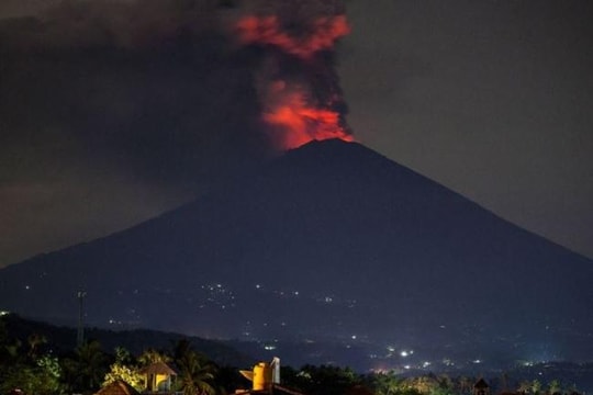 Vệ tinh NASA ghi nhận lượng dung nham lớn trên núi lửa Agung