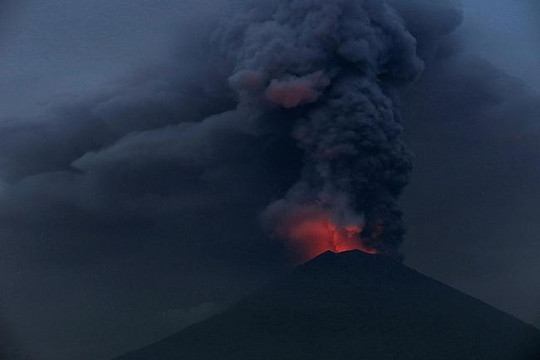 Núi lửa phun trào, gần 60.000 du khách bị kẹt lại tại thiên đường du lịch Bali