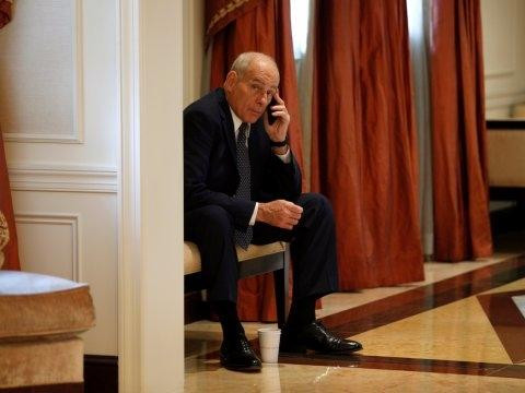 Nhà Trắng có thể cấm nhân viên dùng điện thoại di động