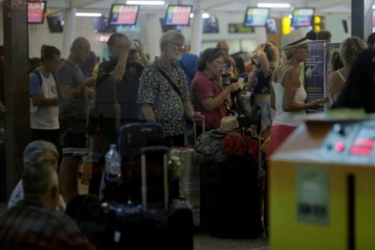 Sân bay Bali tái hoạt động, hàng trăm ngàn người dân vẫn chưa sơ tán