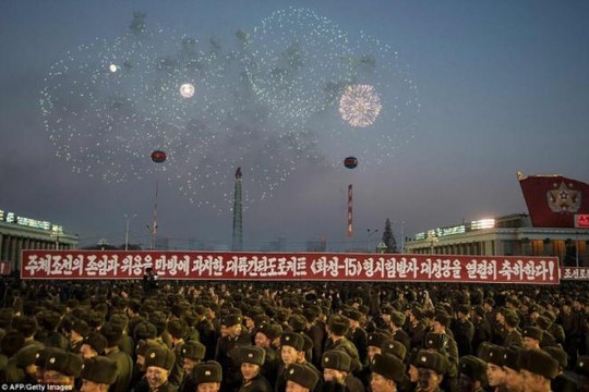 Triều Tiên bắn pháo hoa mừng vụ phóng tên lửa