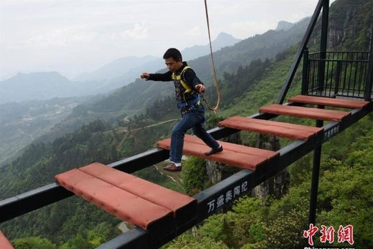 'Thót tim' đi trên cây câu lơ lửng giữa lưng chừng núi ở Trung Quốc