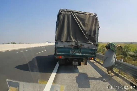 Tài xế ô tô nhặt hàng đánh rơi giúp xe tải trên cao tốc