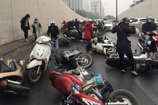 Hàng chục xe máy ngã la liệt trên đường phố Hà Nội