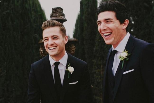 Đám cưới ấm cúng của cầu thủ đồng tính Robbie Rogers và bạn trai