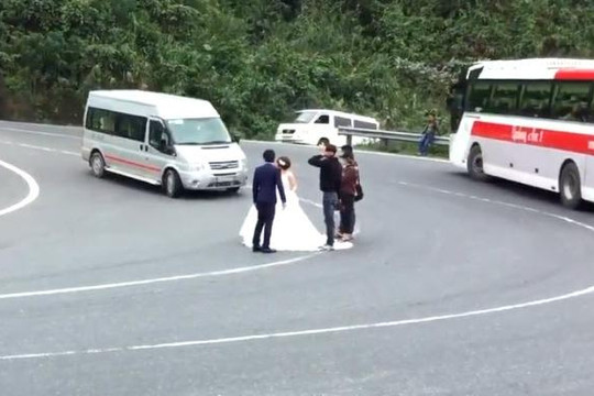Cặp đôi liều mạng chụp ảnh cưới giữa đường đèo Hải Vân mặc xe qua lại 