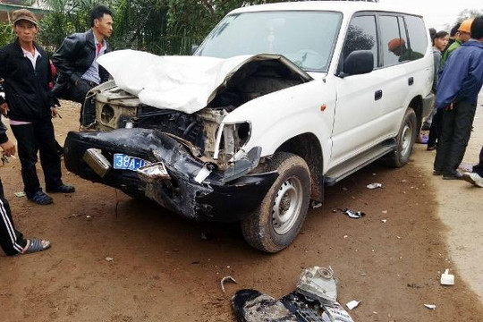 Hà Tĩnh: Va chạm với ô tô biển xanh, 3 thanh niên tử vong