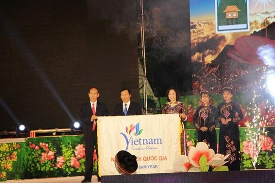 Quảng Ninh nhận Cờ đăng cai tổ chức Năm Du lịch quốc gia 2018