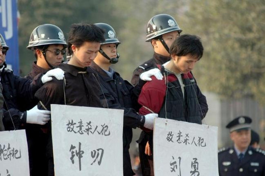 Trung Quốc xử tử 10 tử tù, hàng ngàn người xem