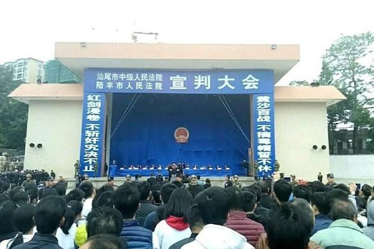 Trung Quốc bị chỉ trích 'sân khấu hóa' vụ xử tử 10 tử tù