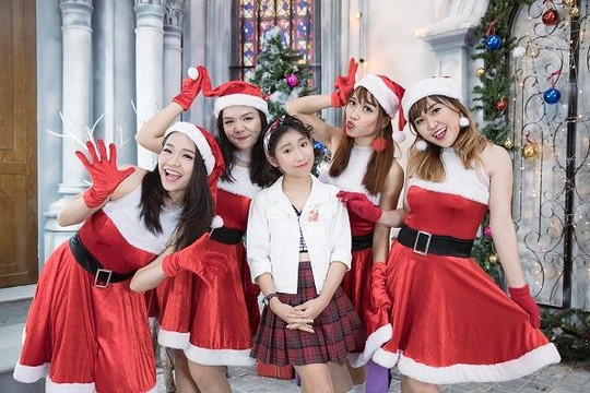 Ju Uyên Nhi đáng yêu và cá tính trong MV nhạc Giáng sinh