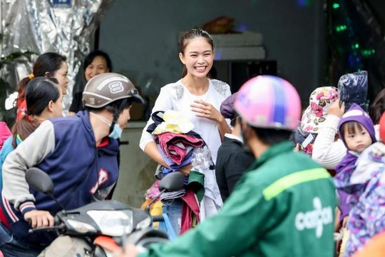 Mâu Thủy vẫn đích thân mang quần áo ấm tặng người nghèo trước giờ G chung kết Miss Universe Vietnam 2017