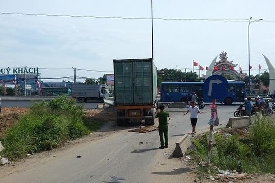 Xe container trôi tự do, 2 người bị cán thương vong