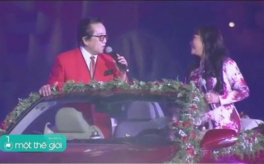 VIDEO: Danh ca Hương Lan, Elvis Phương đứng trên ô tô hát  trước 15.000 khán giả Đà Lạt