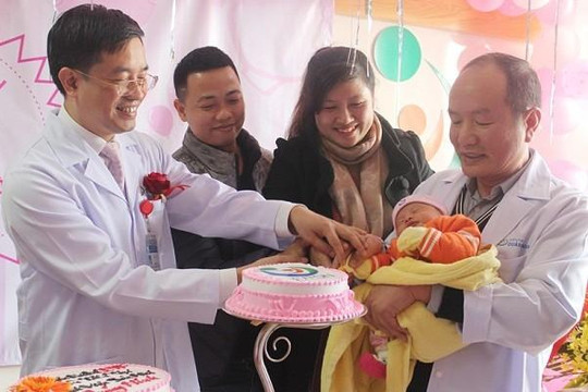 Em bé đầu tiên ra đời bằng phương pháp thụ tinh trong ống nghiệm tại Quảng Ninh