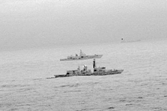 Tàu hộ vệ Anh 'kẹp' tàu chiến Nga áp sát lãnh hải Anh