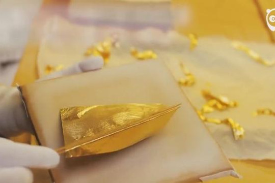 Cận cảnh quy trình sản xuất vàng lá mỏng 0,0001 mm của Nhật