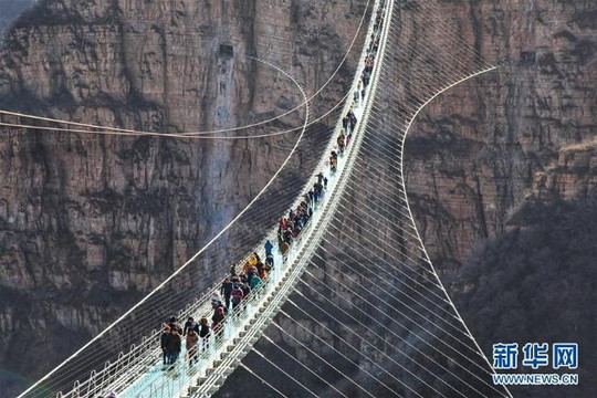 Cận cảnh cây cầu treo đáy kính dài nhất thế giới