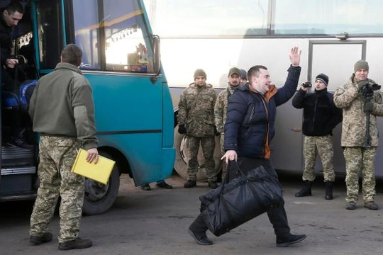 Cuộc trao đổi tù binh lớn nhất giữa Ukraine với quân ly khai 