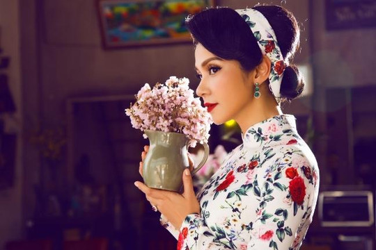 'Nữ hoàng ảnh lịch' Việt Trinh sang trọng trong BST áo dài cổ điển