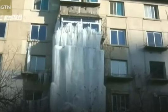 Nước rò rỉ từ cửa sổ chung cư tạo thành thác băng ngoạn mục