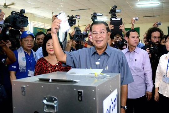 Trung Quốc cam kết hỗ trợ bầu cử Campuchia sau khi phương Tây rút lui