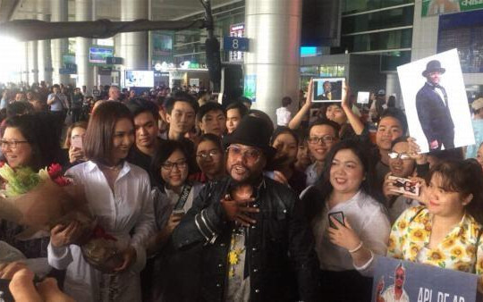 Fan Việt 'bao vây' Apl De Ap, thành viên nhóm Black Eyed Peas khi đến Việt Nam