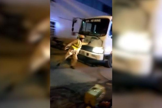 Truy tìm tài xế xe tải lao thẳng vào CSGT Hà Nội