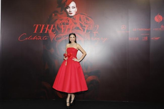 Hoa hậu Ngô Mỹ Uyên trẻ trung trong trang phục rực sắc đỏ