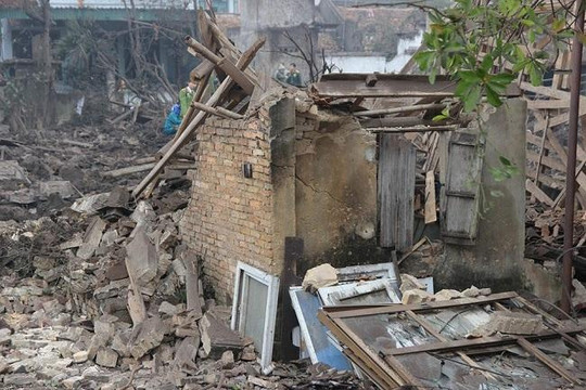 Bắc Ninh: Nổ kho phế liệu khiến 2 người chết, 5 ngôi nhà sập