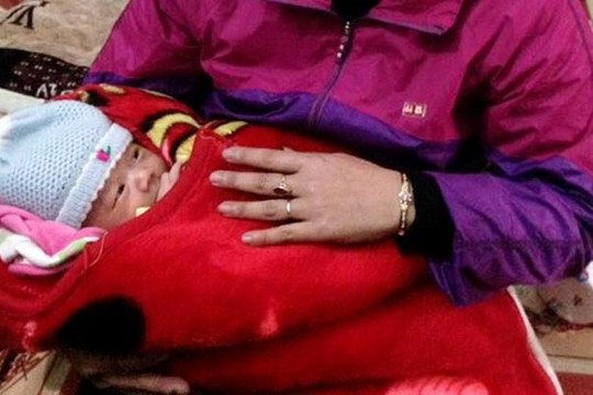 Nghệ An: Bé trai 1 tháng tuổi bị bỏ rơi trong đêm lạnh