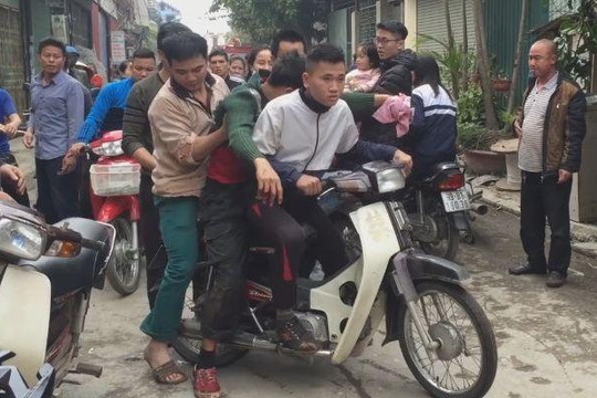 Một người dọn dẹp hiện trường ở Bắc Ninh bị đầu đạn nổ nát tay