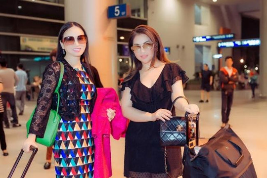 Chị em Hà Phương và Minh Tuyết hiếm hoi xuất hiện cùng nhau tại sân bay