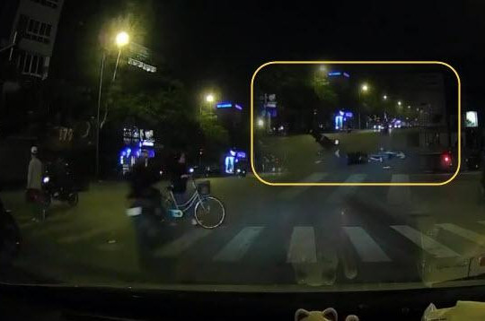 Phẫn nộ clip tổ lái chạy tốc độ bàn thờ vượt đèn đỏ tông gục người phụ nữ qua đường 