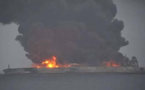 Tàu hàng Trung Quốc húc cháy tàu chở dầu Iran 
