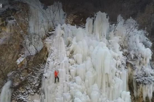 Hơn 20 thác nước đóng băng trên ngọn núi Trung Quốc