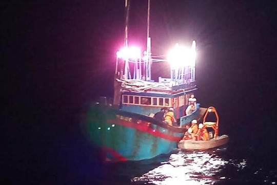 Cứu nạn thuyền viên Bình Định ở vùng biển Hoàng Sa