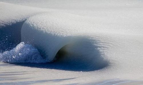 Sóng biển đóng băng ngoạn mục trong thời tiết giá lạnh ở Mỹ