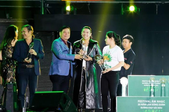 Kasim Hoàng Vũ nhận giải Ca sĩ cống hiến trong đêm nhạc đầy sôi động