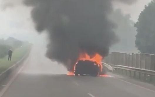 Xe Mazda 3 bốc cháy ngùn ngụt trên cao tốc