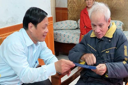 Chủ tịch huyện Hoàng Sa thăm các gia đình nhân chứng Hoàng Sa